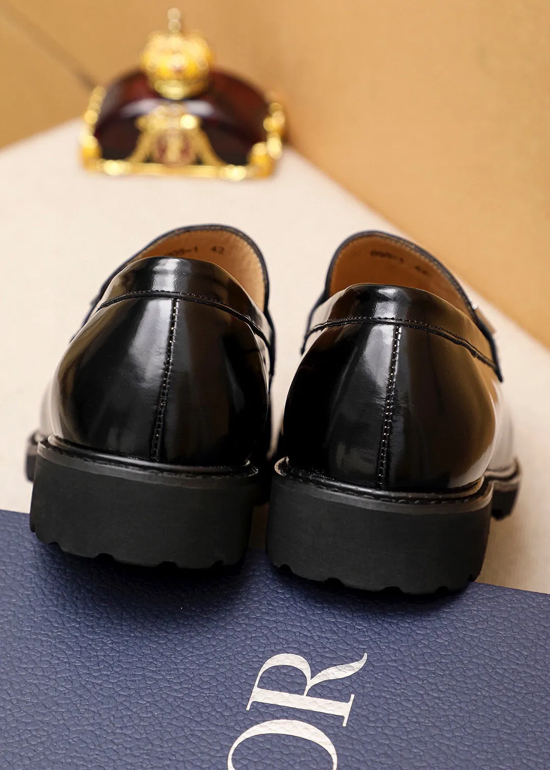 Men's shoes 💰460 💐 Product trademark: Dior "Dior" casual leather shoes Regular size: 39-44 (38.45🉑️customized) Product materials: Selected Italian imported first-layer open-edge beaded cowhide upper + classic hardware buckle, imported water-dyed cowhide lining. Strong three-dimensional visual effect, foam outsole Color: 2⃣️colors available